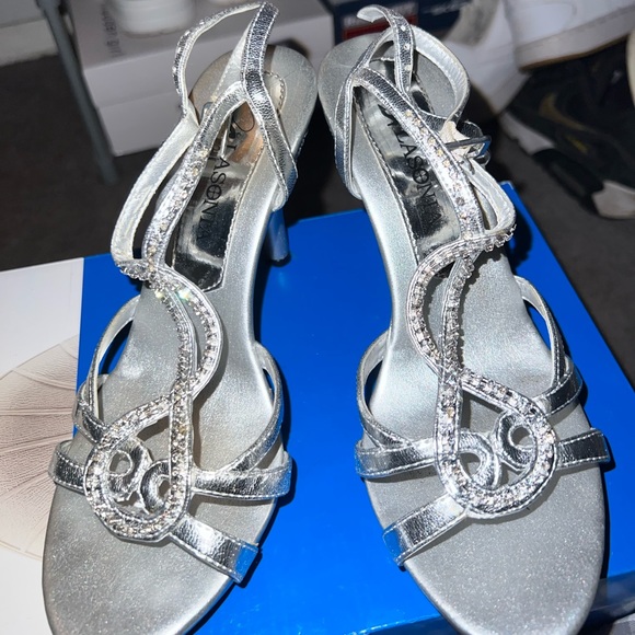 Silver Heels - Picture 4 of 5